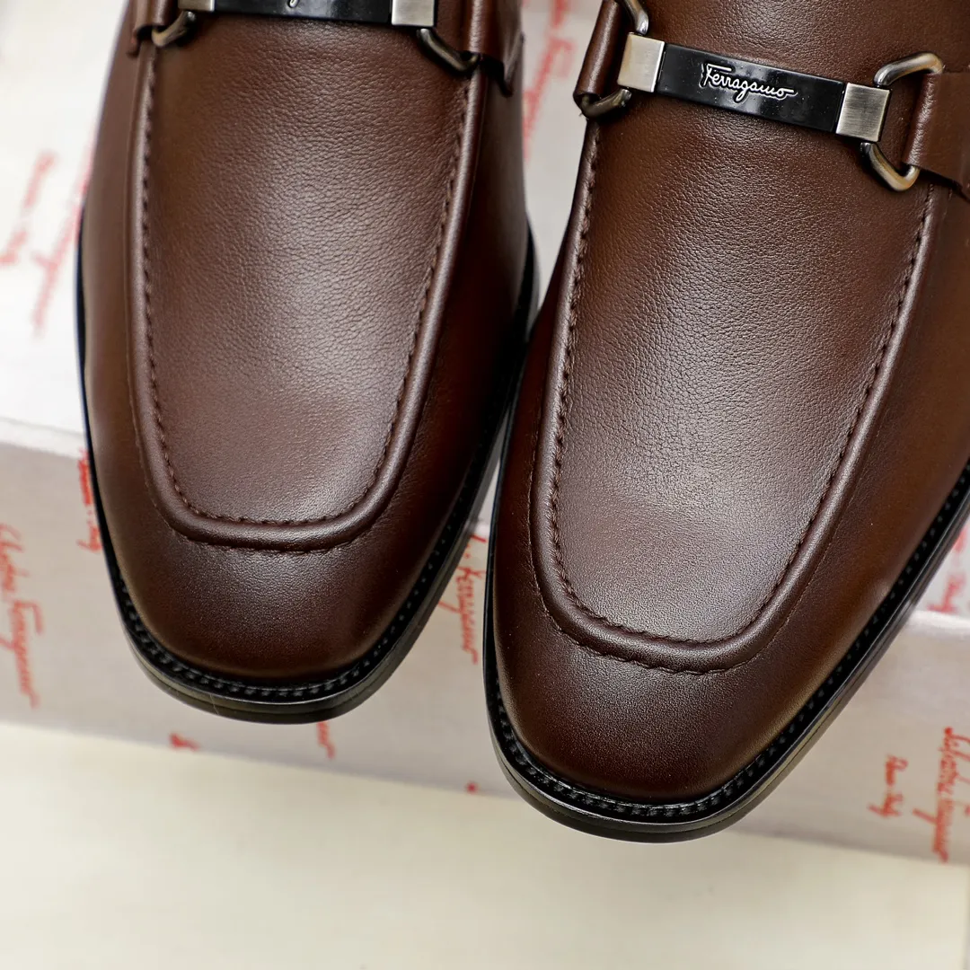 Factory price 460 🔥Ferragamo's new men's casual slip-on shoes🇨🇳Official website original 1:1 mold opening, original quality💯Fine workmanship, high-end luxury☘The upper is made of imported Italian first-layer cowhide🌴Water-dyed🐂Leather lining🍓Rubber wear-resistant and non-slip outsole, breathable and comfortable to wear🍍The first choice for high-grade men, 3 colors available! Code number 38-44 (45.46. Can be customized)